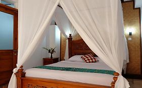 Karang Sari Guesthouse & Warung